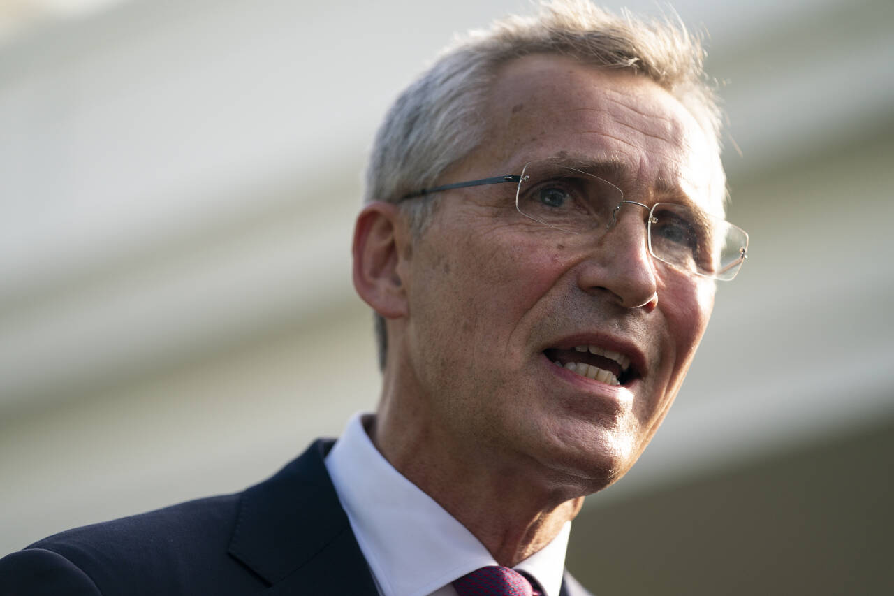 NATOs generalsekretær Jens Stoltenberg retter hardt skyts mot Kina før alliansens toppmøte i Brussel mandag. Foto: Evan Vucci / AP / NTB