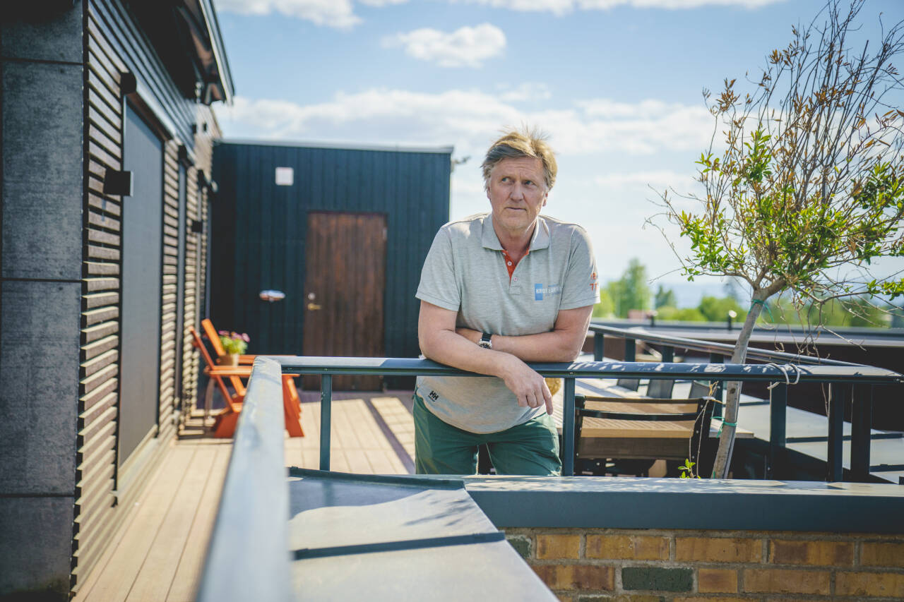 SKEPTISK: Thomas Larsen hadde med rette sine tvil om kvaliteten på arbeidet som ble utført med takterrassen hans. Han er fremdeles veldig klar over at konstruksjonen ikke tåler hva som helst. Foto: Stian Lysberg Solum / NTB