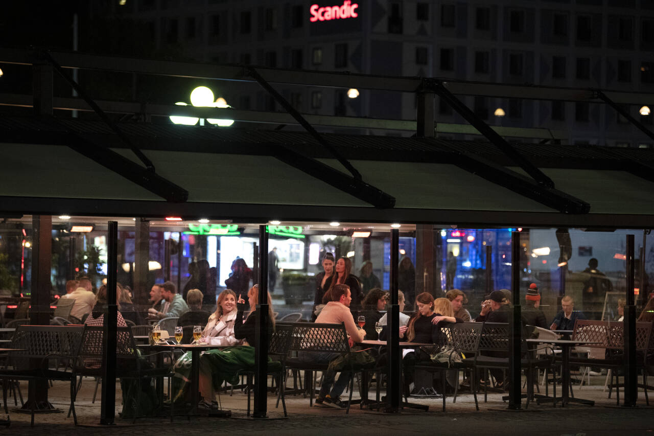Flere får besøke kafeer og restauranter fra og med tirsdag i Sverige. Illustrasjonsfoto: Jessica Gow/TT NYHETSBYRÅN / NTB