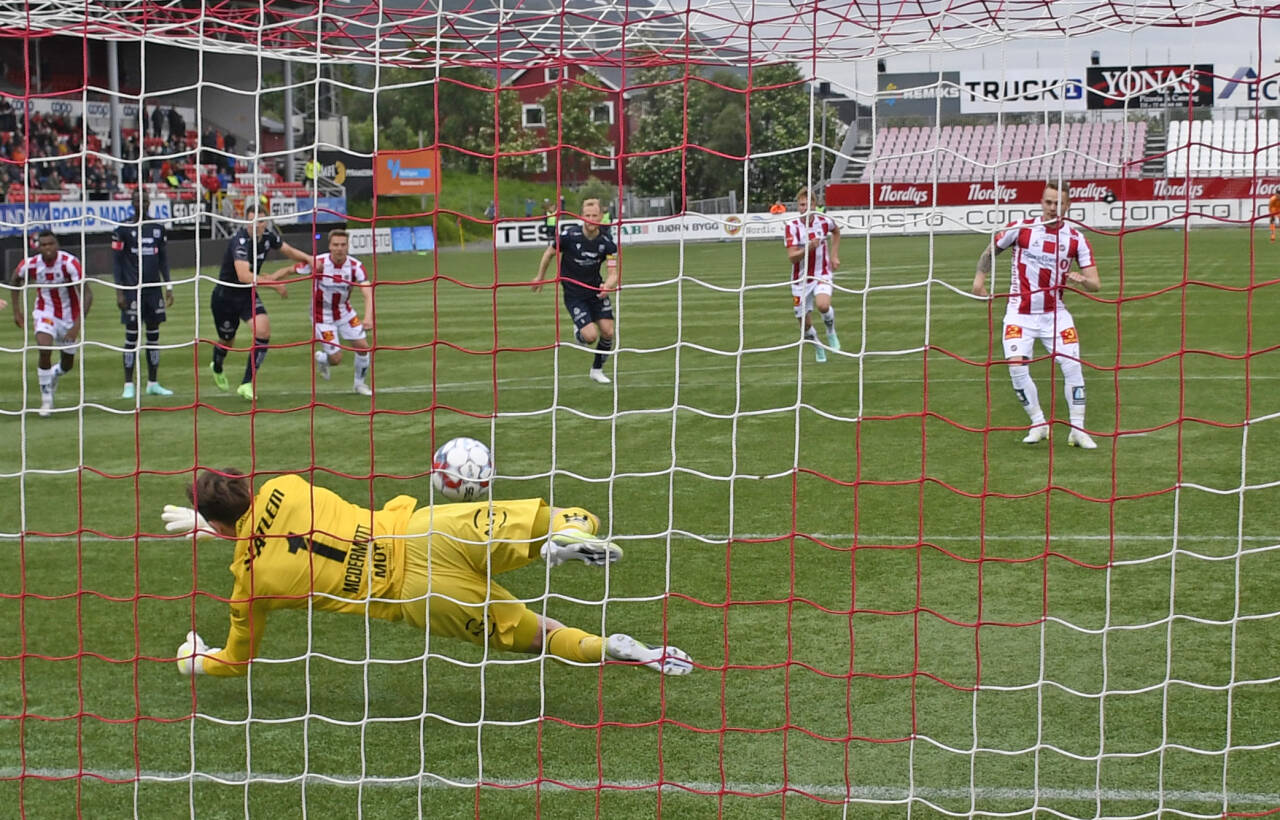 Kristiansunds keeper Sean McDermott redder straffespark til Tromsø-spiller Kent-Are Antonsen. Foto: Rune Stoltz Bertinussen / NTB