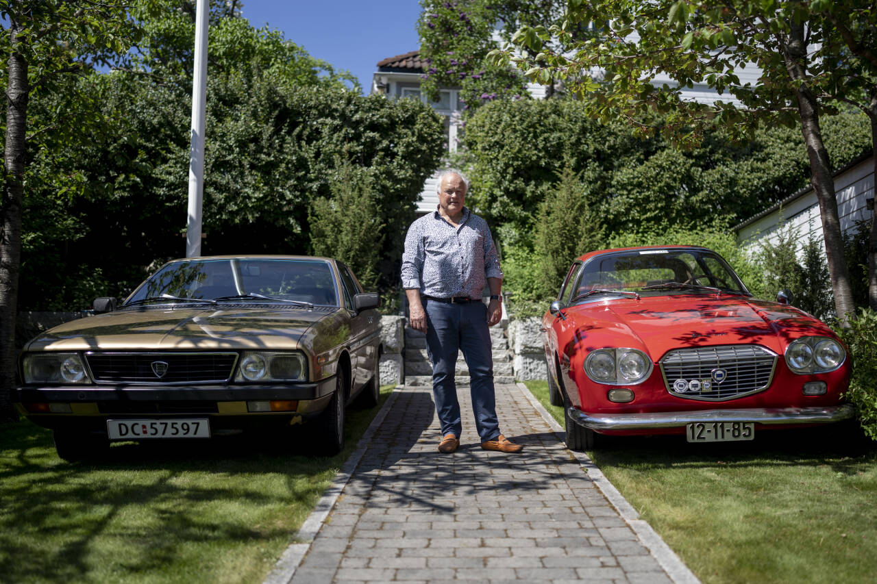 SJELDEN VARE: Harald Bergsaker ved sine to Lanciaer. Til venstre en Gamma Coupé fra 1970-tallet. Den røde til høyre er en svært sjelden Flavia, bygget av Zagato på 1960-tallet.Foto: Fredrik Hagen / NTB