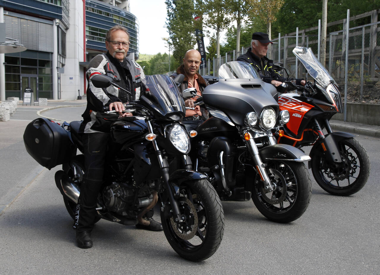 FØLG MED: Bjørn M. Magnussen, Bård Vikestad og Jens Stumberg er erfarne motorsyklister. De ber alle MC-førere kjøre slik at de ikke gjør seg avhengige av andres atferd i trafikken. Foto: Morten Abrahamsen / NTB