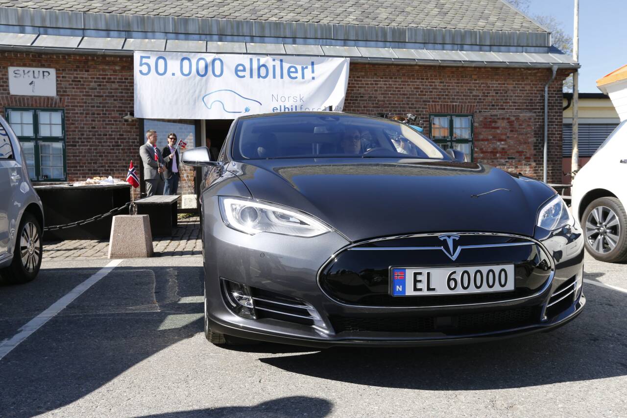 FØRSTE MILEPÆL: I april 2015 ble elbil nummer 50.000 registrert i Norge, det var en Tesla Model S som fikk æren av å markere det.Foto: Gorm Kallestad / NTB