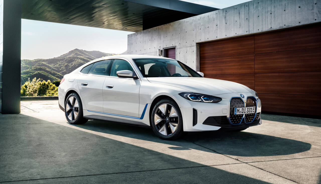 4-SERIE: BMW i4 er ti centimeter lengre enn en Tesla Model 3. Foto: Produsenten