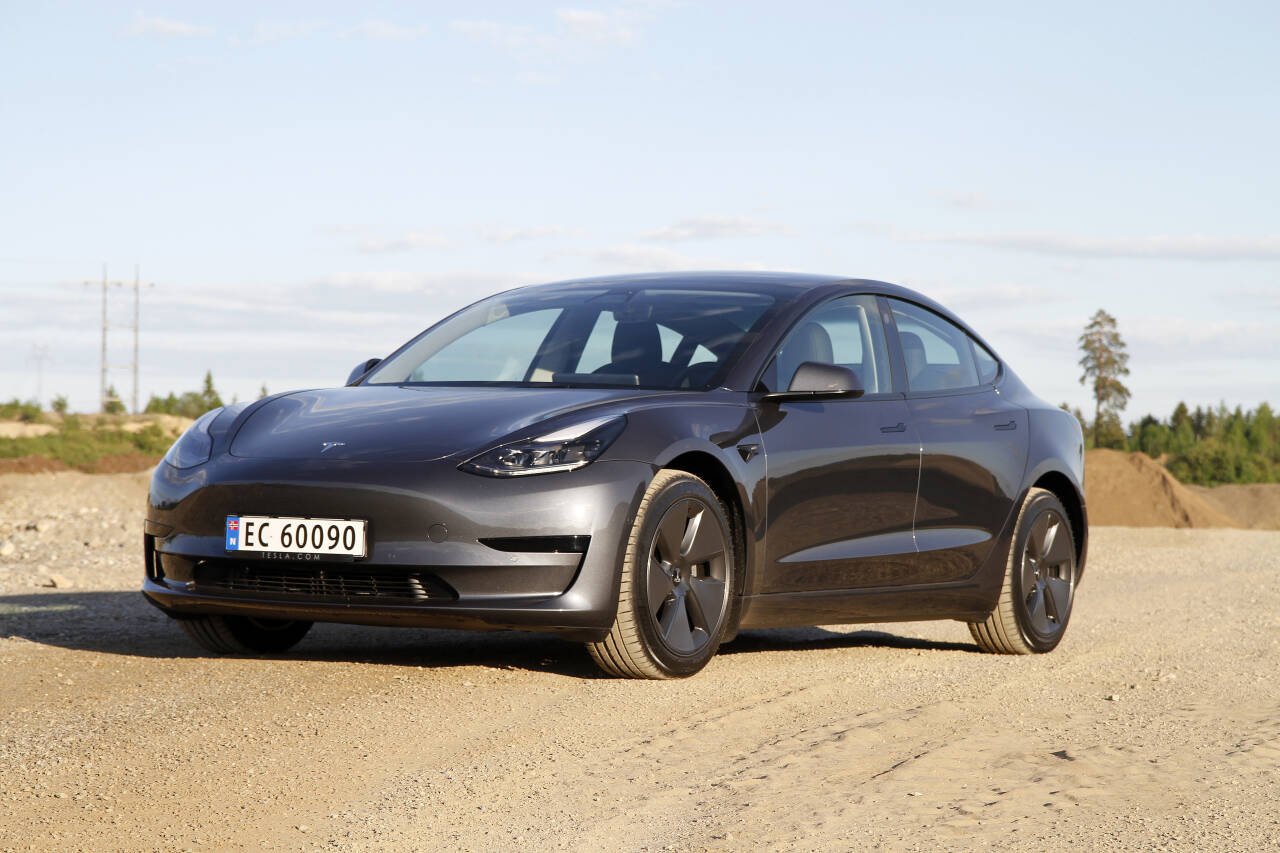 PRISLAPP: Den norske importøren sier prisreduksjonen på Model 3 Standard Range Plus skyldes at «Tesla ønsker å gi flere norske bilkjøpere muligheten til å vurdere Model 3.» Modellen kostet 80.000 mer for ett år siden. Foto: Morten Abrahamsen / NTB