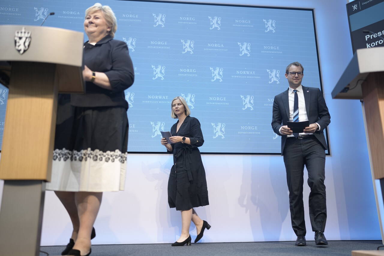 Statsminister Erna Solberg, kunnskaps- og integreringsminister Guri Melby og barne- og familieminister Kjell Ingolf Ropstad under regjeringens pressekonferanse fredag om gjenåpningen av Norge.Foto: Fredrik Hagen / NTB