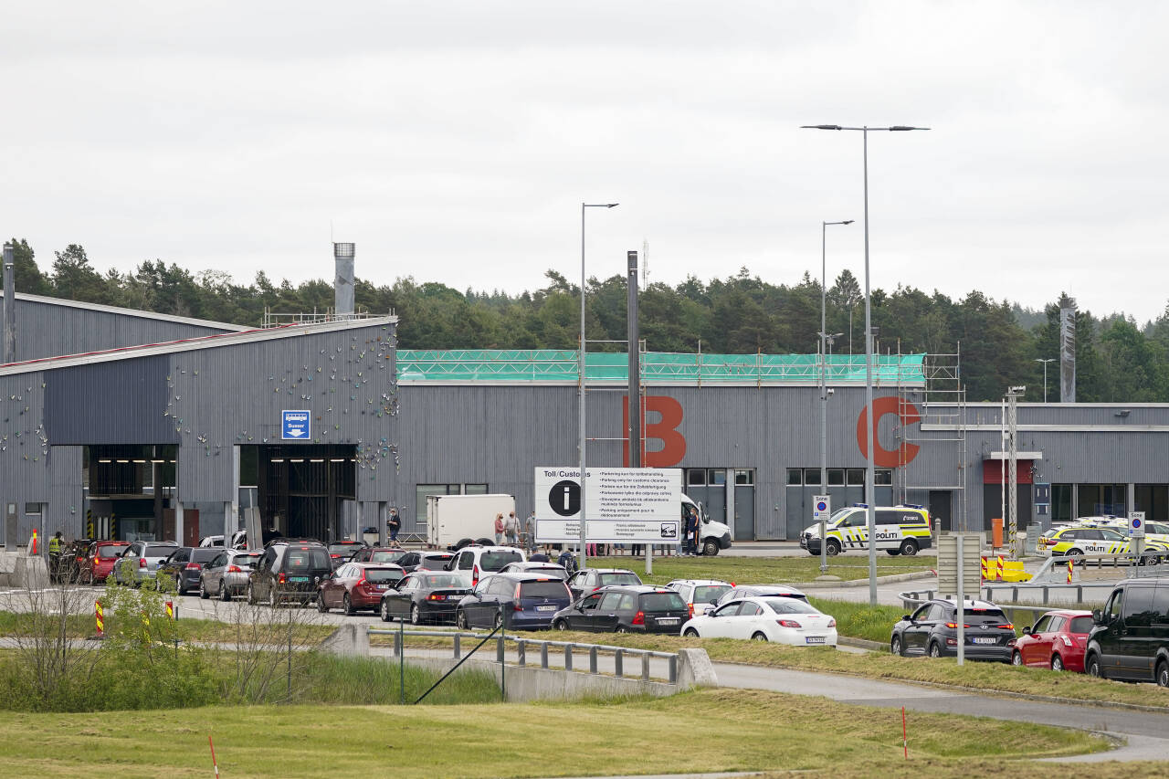 Mange biler måtte vente i kø da de passerte grensen ved Svinesund fredag ettermiddag. Foto: Torstein Bøe / NTB