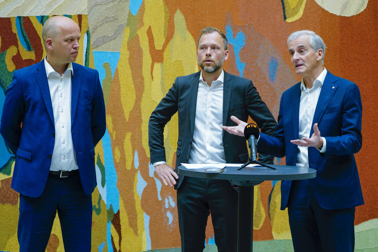 F.v. Jonas Gahr Støre (Ap), Trygve Slagsvold Vedum (Sp) og Audun Lysbakken (SV) vil sammen med Frp gi mer til landets pensjonister. Foto: Terje Pedersen / NTB