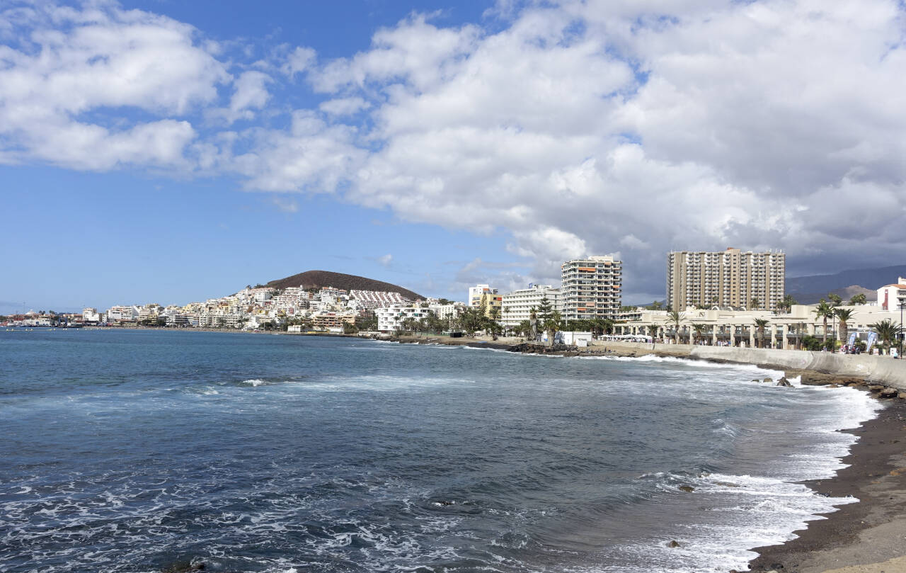 Stranden i Los Cristianos på Tenerife i Spania. Fra torsdag er det norske koronasertifikatet gyldig i en rekke europeiske land, deriblant Spania. Foto: Marianne Løvland / NTB