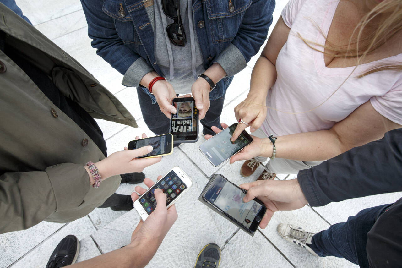 Mobiltelefonene er overalt, og på dem kommer det flere forsøk på svindel. Illustrasjonsfoto: Gorm Kallestad / NTB