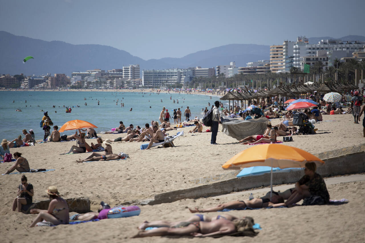Turister nyter allerede solen på Mallorca i Spania. Reiselivet håper Mallorca og andre store ferieøyer er blant øyene FHI framover skal vurdere. Foto: Francisco Ubilla/AP/NTB
