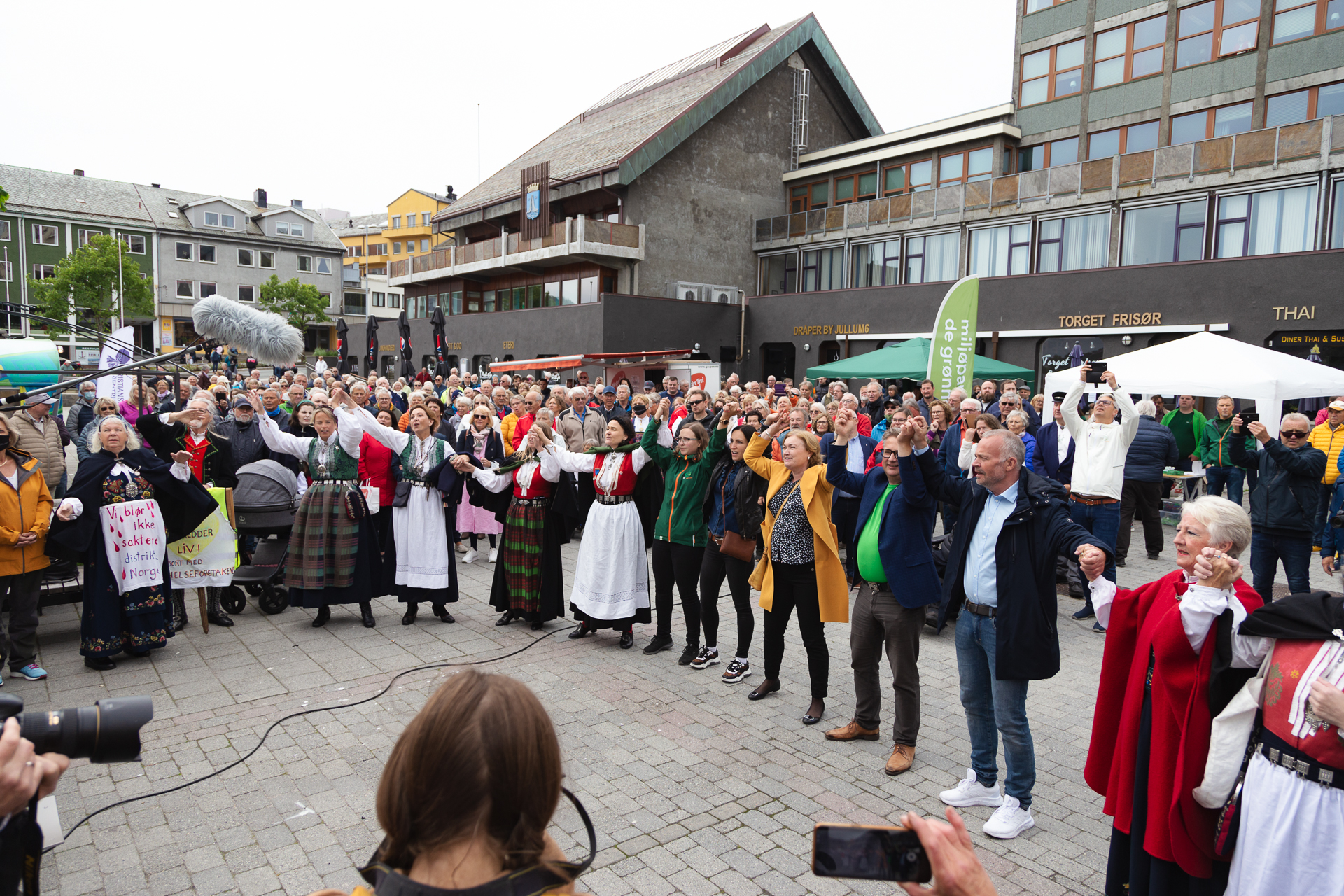 Fem nordmørsordførere og representanter fra Bunadsgeriljaen danser til Elgs «I slekt med måsan» og til støtte for Kristiansund sykehus. Foto: Steinar Melby / KSU.NO