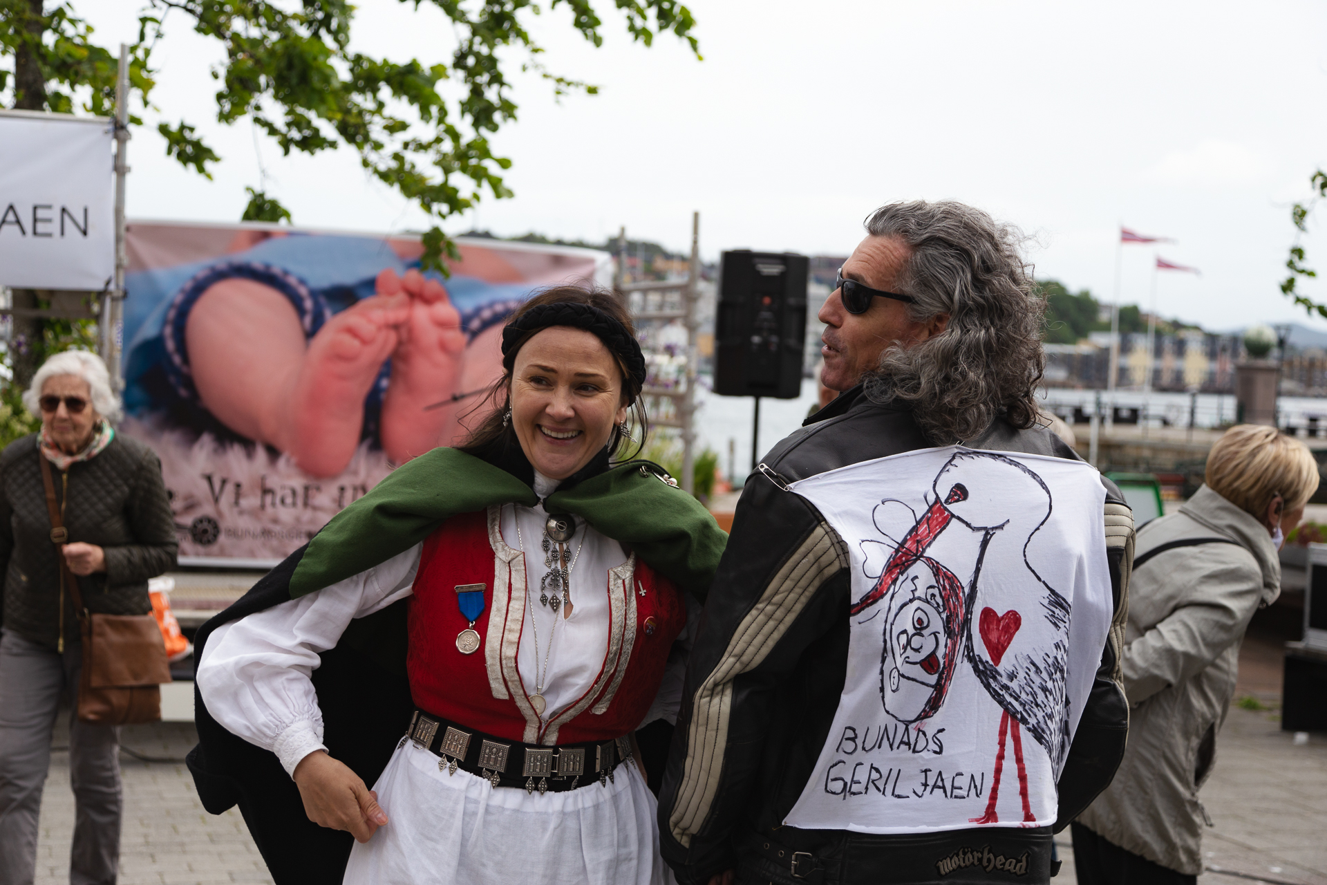 Anja Solvik, leder i Bunadsgeriljaen, poserer sammen med kronikkforfatter Vidar Holm i Bunadsgeriljaens aksjon og markering 19. juni 2021 i Kristiansund. Foto: Steinar Melby / KSU.NO