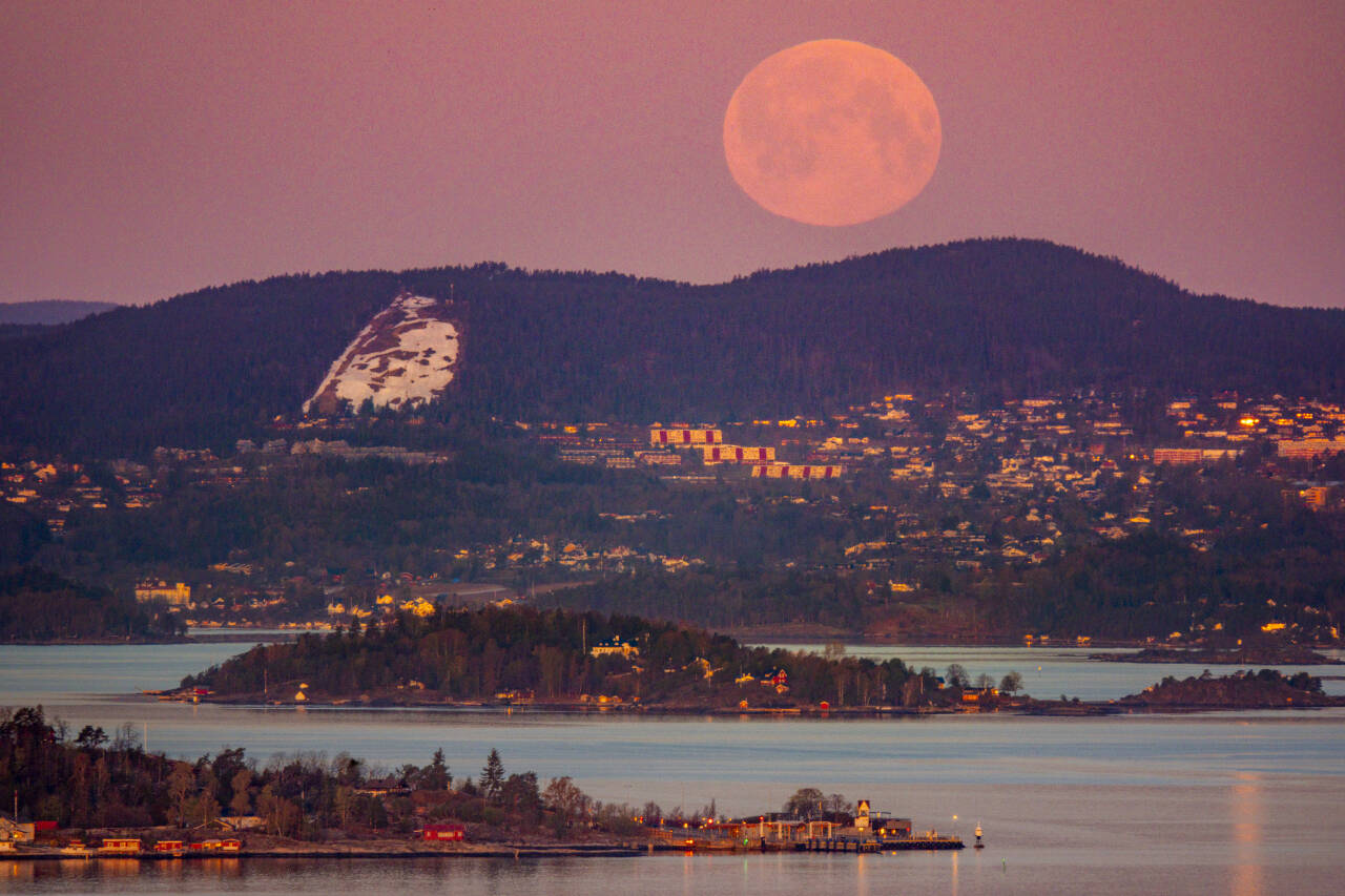Supermånen synlig bak Asker og Nesodden natt til 27. april i år. Nå blir den å se igjen. Foto: Heiko Junge / NTB