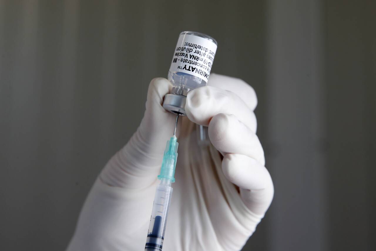 Pfizer-vaksinen, her på et vaksinesenter i Hellas, er effektiv også mot den indiske varianten, antyder en ny studie. Foto: Thanassis Stavrakis / AP / NTB