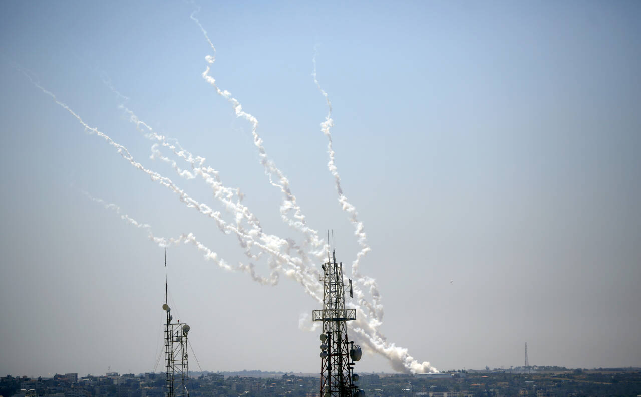 Raketter på vei fra Gazastripen mot Israel torsdag. Foto: Hatem Moussa / AP / NTB