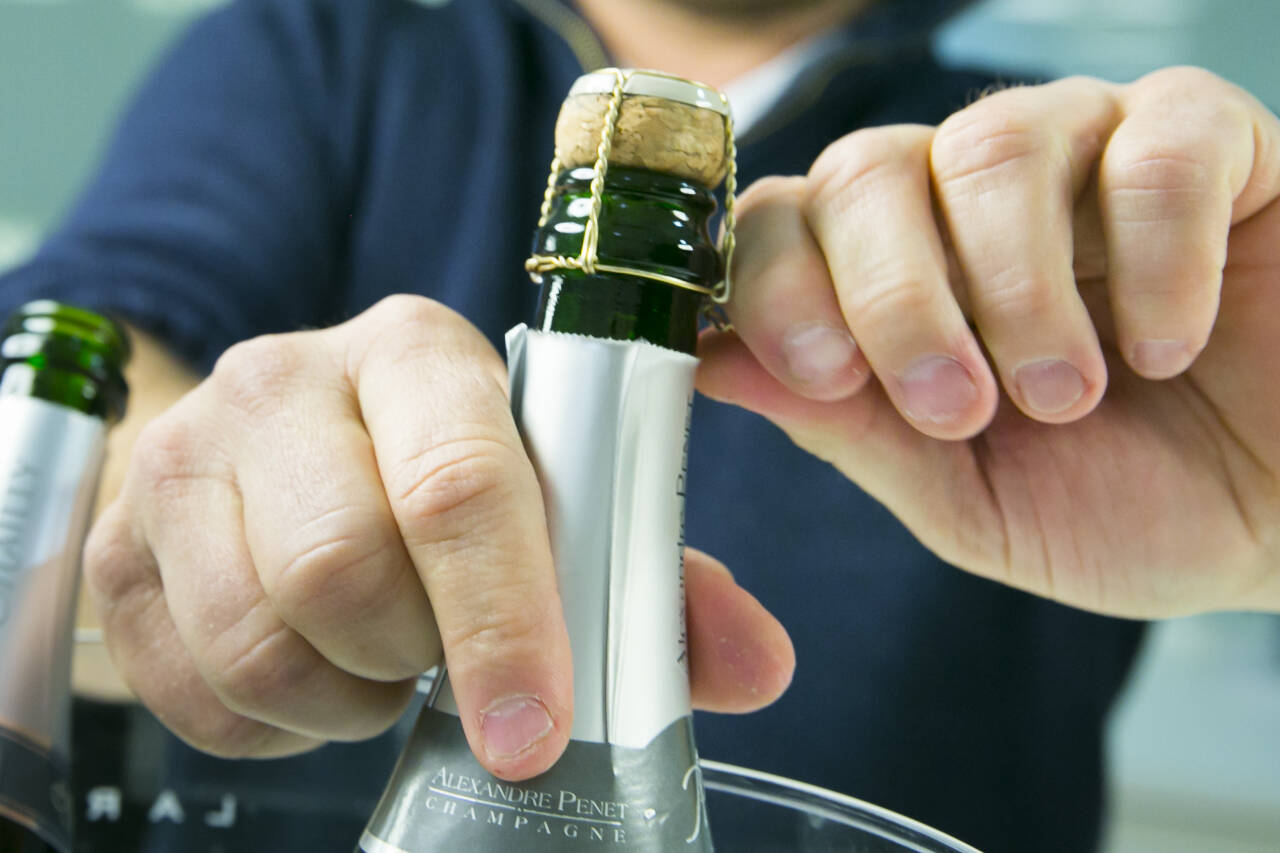 Alkovettorganisasjonen Av-og-til ber foreldre tenke seg om før de åpner champagnene i år. Med mer tid hjemme kan ett glass fort bli til tre. Foto: Heiko Junge / NTB