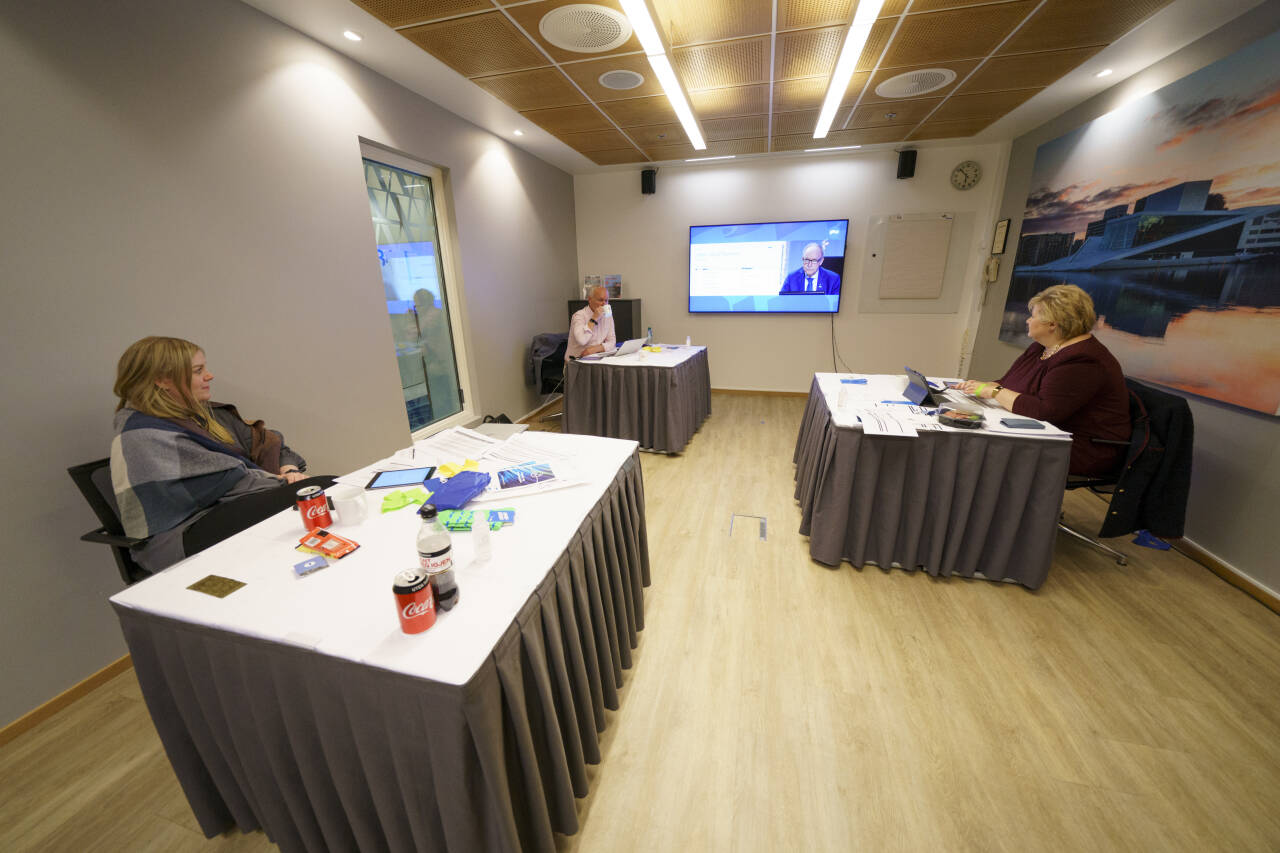 Fra et møterom på Thon Hotel Opera følger statsminister Erna Solberg og nestledere Jan Tore Sanner og Tina Bru med på Høyres landsmøte. Foto: Torstein Bøe / NTB