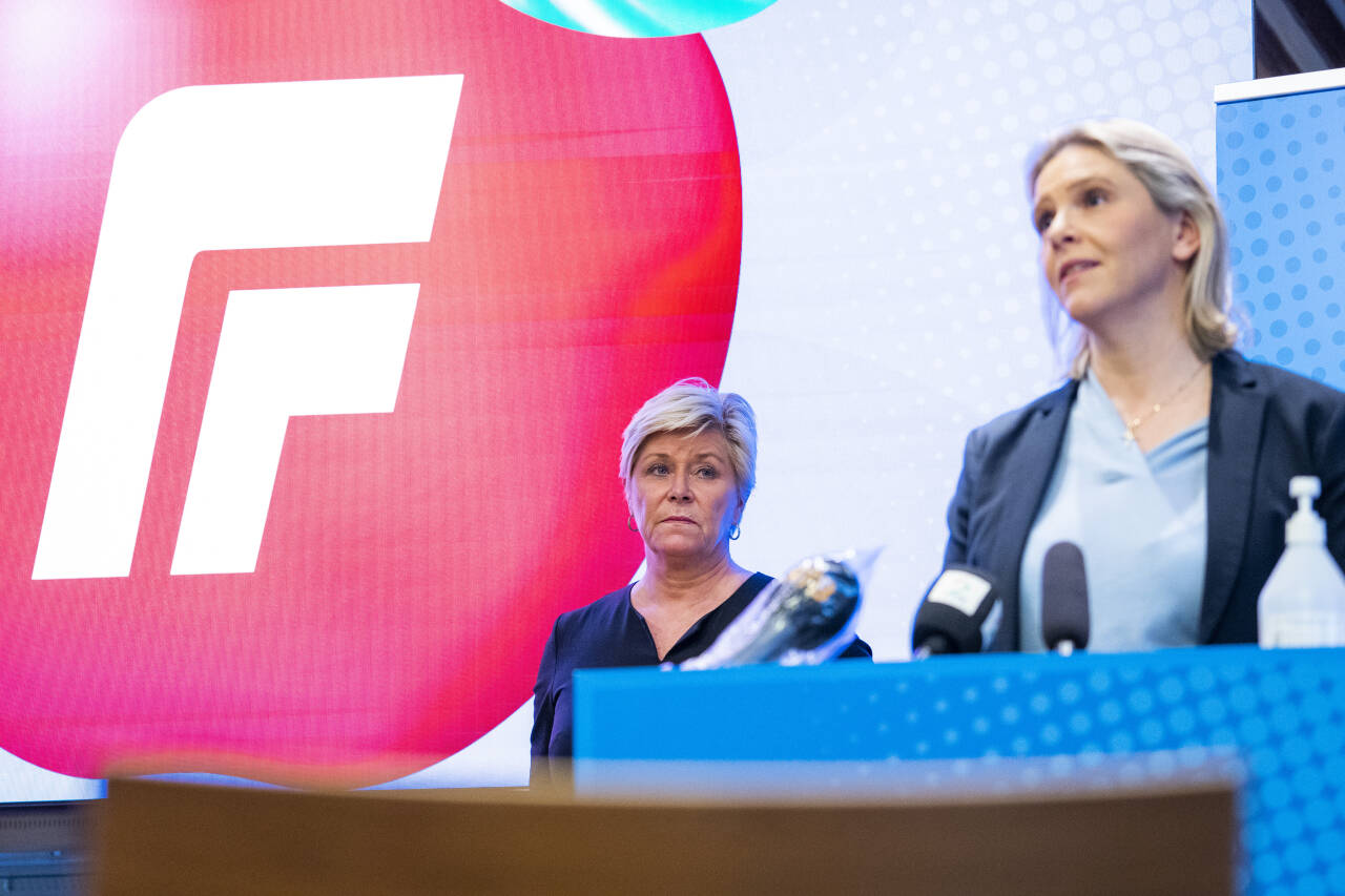 På Frps landsmøte i helgen overtar Sylvi Listhaug (t.h.) ledertrøya etter Siv Jensen. Frp vil skjerpe politikken på flere områder i programmet for de neste fire årene. Foto: Håkon Mosvold Larsen / NTB