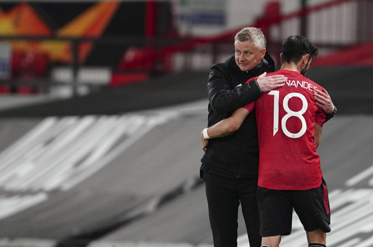 Manchester United-manager Ole Gunnar Solskjær takker Bruno Fernandes for innsatsen i 6-2-seieren over Roma i europaligaens semifinale. Foto: Jon Super / AP / NTB