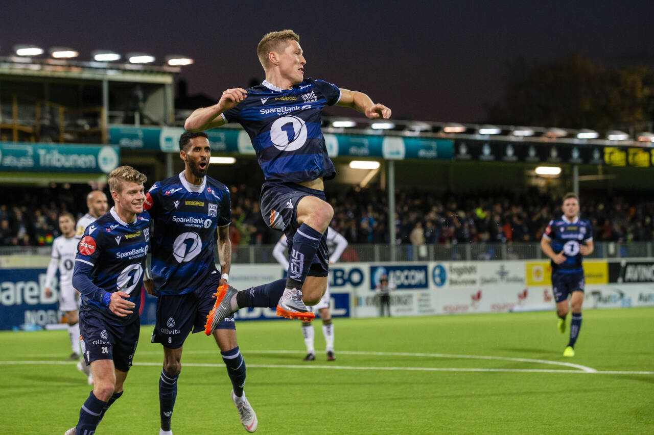 Torgil Gjertsen hopper høyt og feiret etter 1-1-scoringen mot Rosenborg i 2019. Foto: Svein Ove Ekornesvåg / NTB