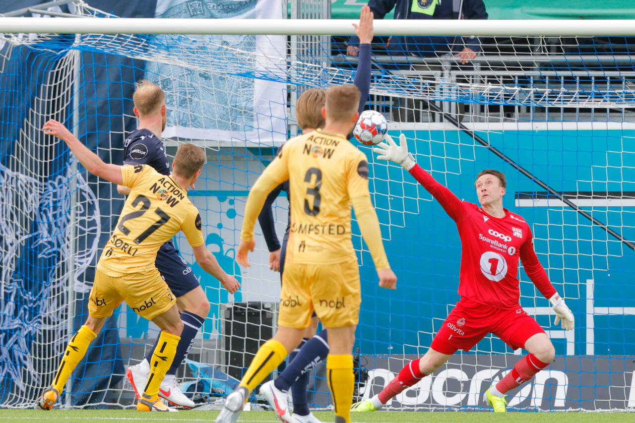 Keeper Sean McDermott hadde ingen mulighet på å stoppe Sondre Sørlis avslutning. Foto: Svein Ove Ekornesvåg / NTB