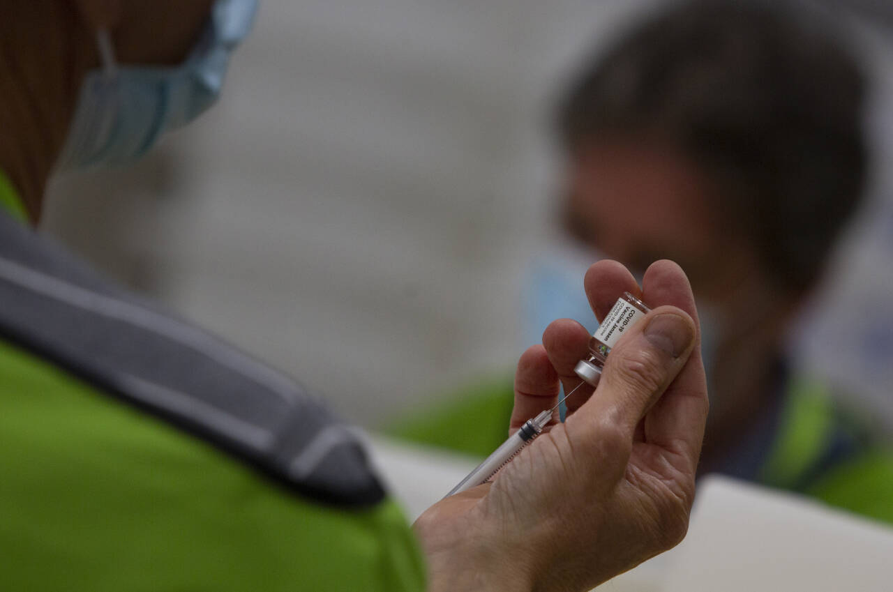 Helsepersonell i Antwerpen i Belgia klargjør Janssen-vaksinen. I Norge er den tatt ut av vaksinasjonsprogrammet. Foto: Virginia Mayo / AP / NTB 