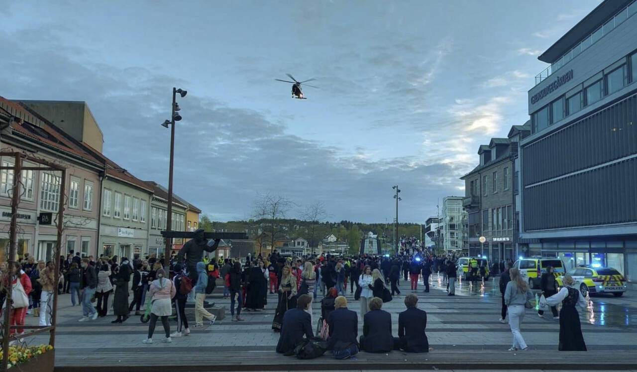 Politiet kalte inn helikopter for å roe gemyttene på Stortorvet i Fredrikstad 17. mai. Foto: Andreas Utberg Andersen/Utrykningsnytt / NTB