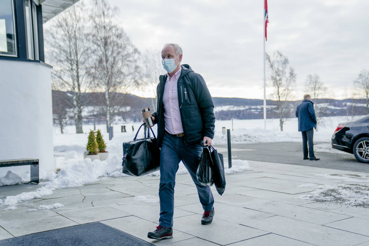 Finansminister Jan Tore Sanner (H) lover mer til mange når han legger fram regjeringens forslag til revidert nasjonalbudsjett tirsdag. Her ankommer han budsjettkonferansen Hurdalssjøen i mars. Foto: Stian Lysberg Solum / NTB