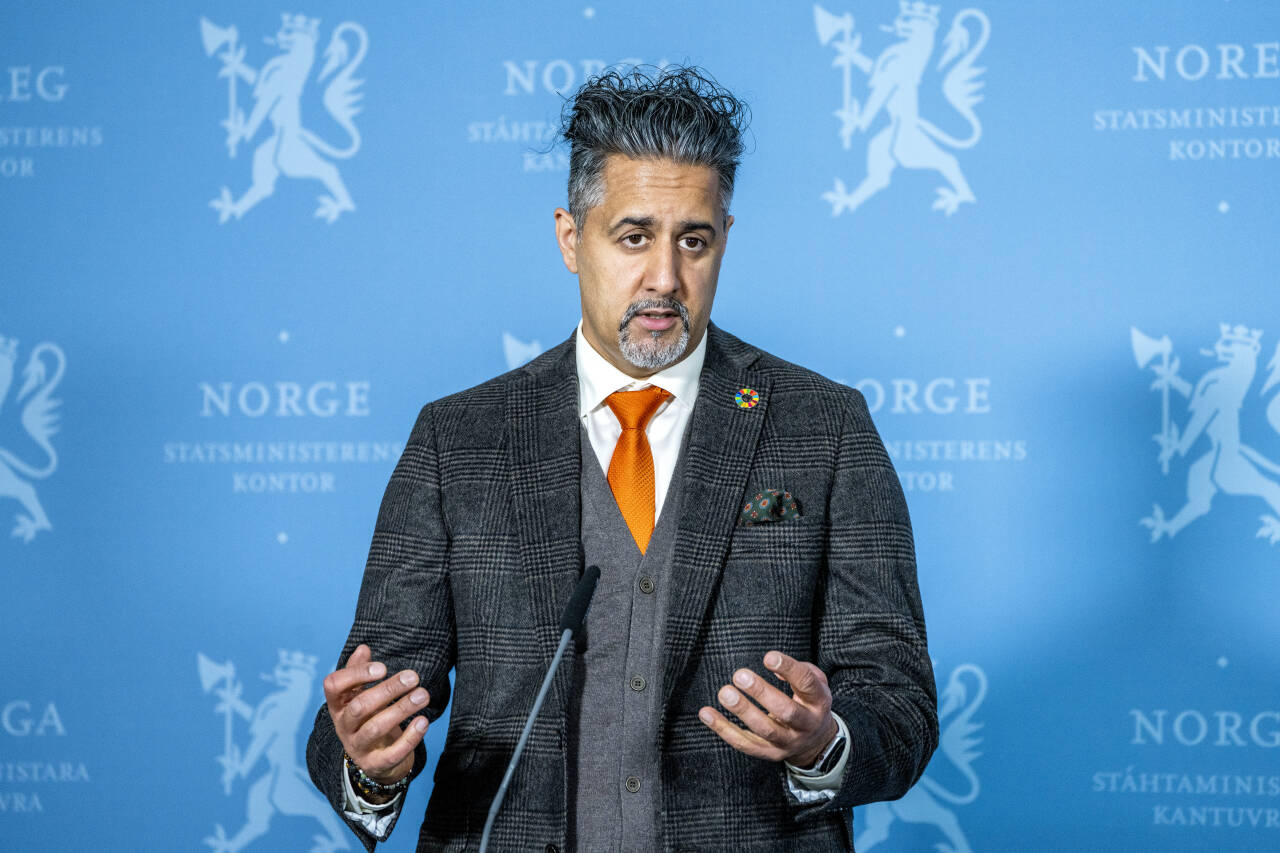 Ettersom utenlandskfødte dominerer på innleggelsestallene, ber kultur- og likestillingsminister Abid Raja (V) helsemyndighetene vurdere endringer i vaksineprioriteringene. Foto: Gorm Kallestad / NTB