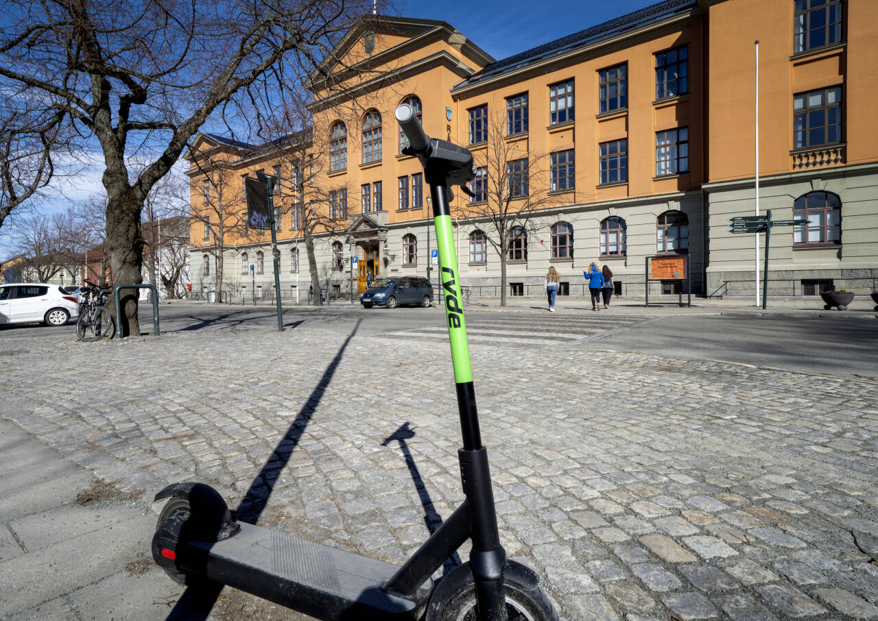 Fra 18. mai blir det forbudt med flere på samme elsparkesykkel. Blir du tatt, får du 3.000 kroner i bot. Foto: Gorm Kallestad / NTB