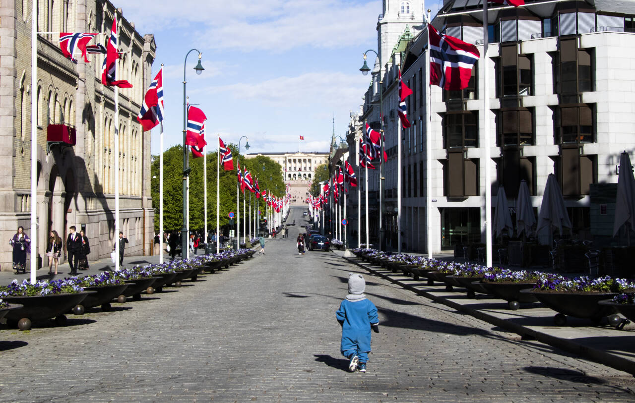 Det var ikke mange mennesker på Karl Johan i Oslo under fjorårets 17. mai-feiring, og et flertall sier i en ny undersøkelse at de også i år blir hjemme.Foto: Erik Johansen / NTB