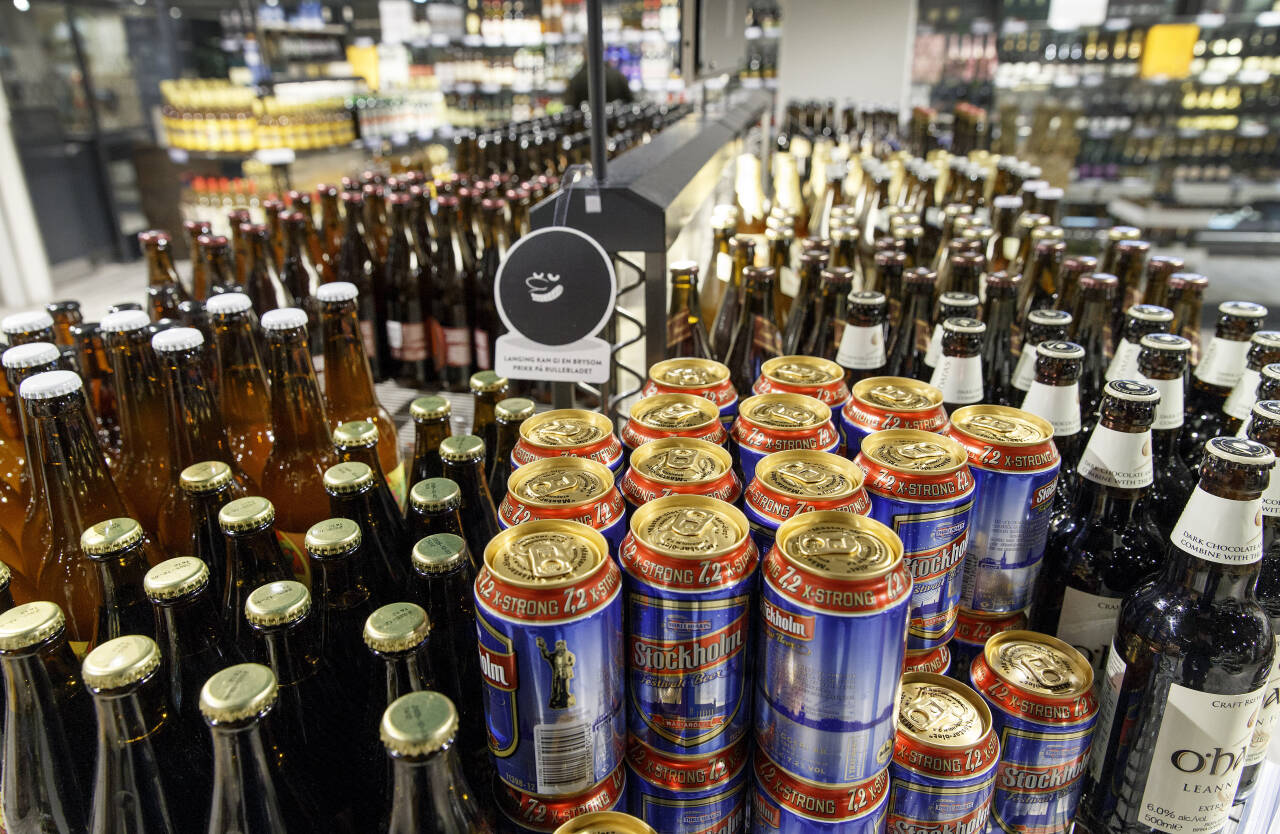 Høyre går inn for at alkohol opp til 8 prosent skal kunne selges på butikk. Dette bildet viser ølflasker på Vinmonopolet. Foto: Gorm Kallestad / NTB