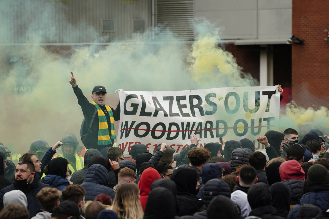 Manchester United-fans protesterer også torsdag mot klubbens eiere. Foto: Jon Super / AP/ NTB