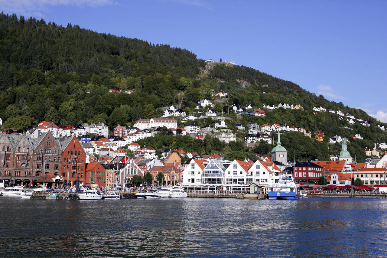 Sju av ti bedrifter i Vestland har færre bestillinger nå i mai enn i et normalår i sommermånedene. Her fra Vågen i Bergen, med utsikt mot Bryggen og Fisketorget. Fløibanen midt i bildet. Foto: Marianne Løvland / NTB