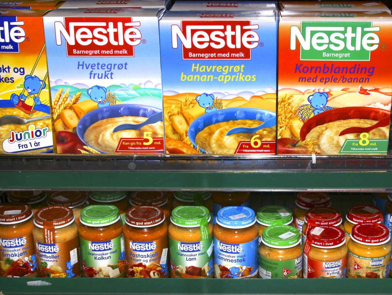 Nestlé produserer alt fra kaffe og sjokolade via potetmos og buljong til barnemat. Den sveitsiske matvaregiganten endrer nå ernæringsstrategi etter at Financial Times lekket et internt dokument selskapet skriver at over halvparten av deres produkter ikke oppfyller dagens helsekrav. Arkivfoto: NTB