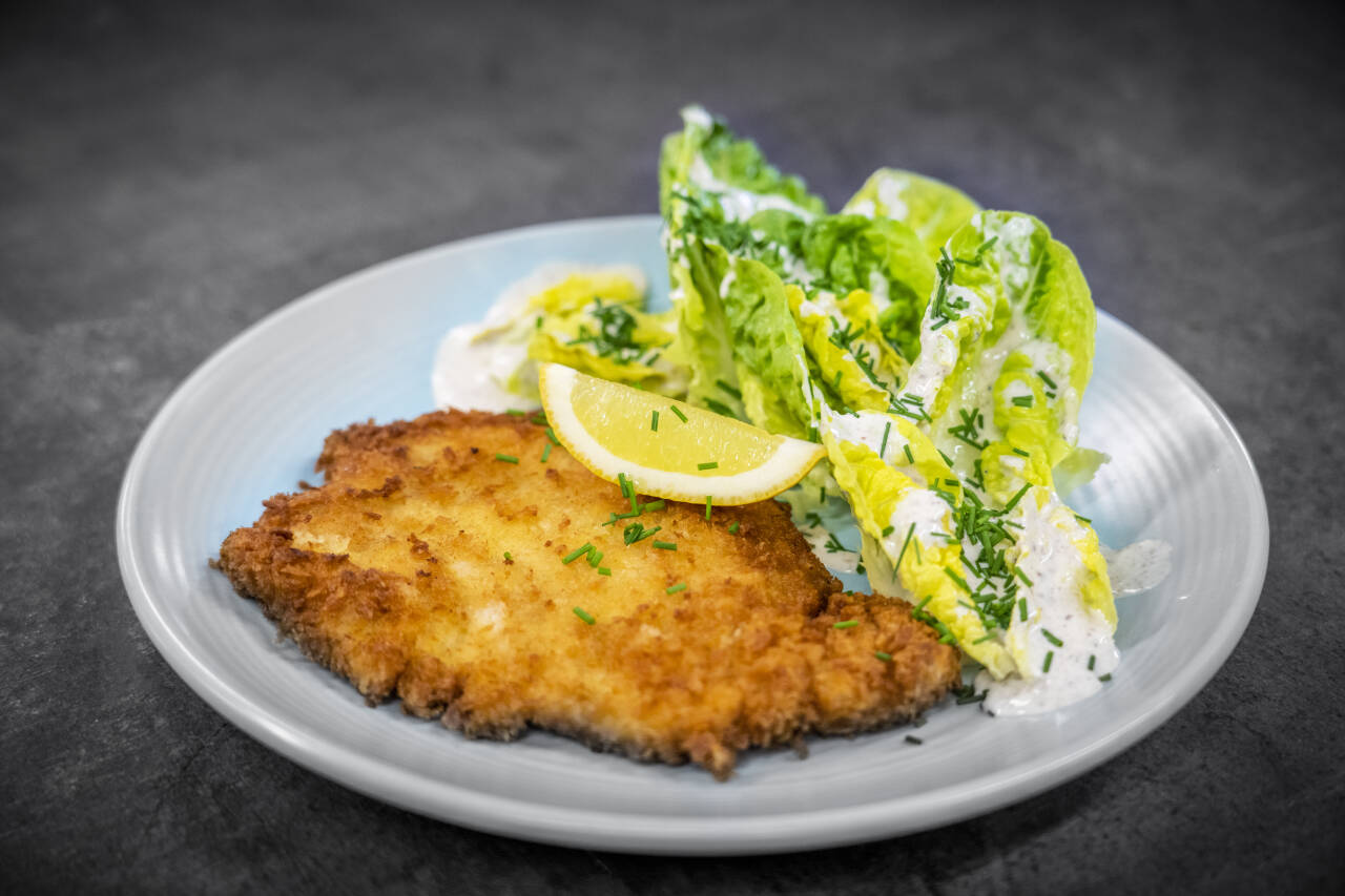 KLASSIKER: En smakfull, tradisjonsrik schnitzel lager du enkelt på ditt eget kjøkken. Foto: Ole Berg-Rusten / NTB