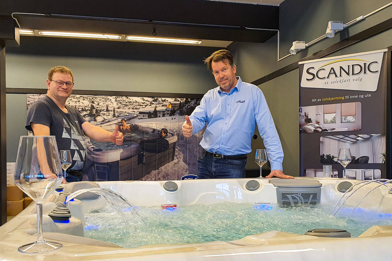 Tor Arne Strand fra Nordvest Fasade og Frank Vedeld fra Polarbad ønsker velkommen til åpning av nytt handelstilbud og spesialforretning på Løkkemyra i Kristiansund. Foto: Steinar Melby, KSU.NO