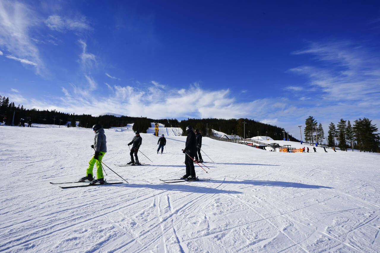 Røde Kors ber alle om å følge gjeldende råd og regler. Organisasjonen påpeker at i år blir koronavett og fjellvett like viktig å ha i bakhodet. Foto: Lise Åserud / NTB