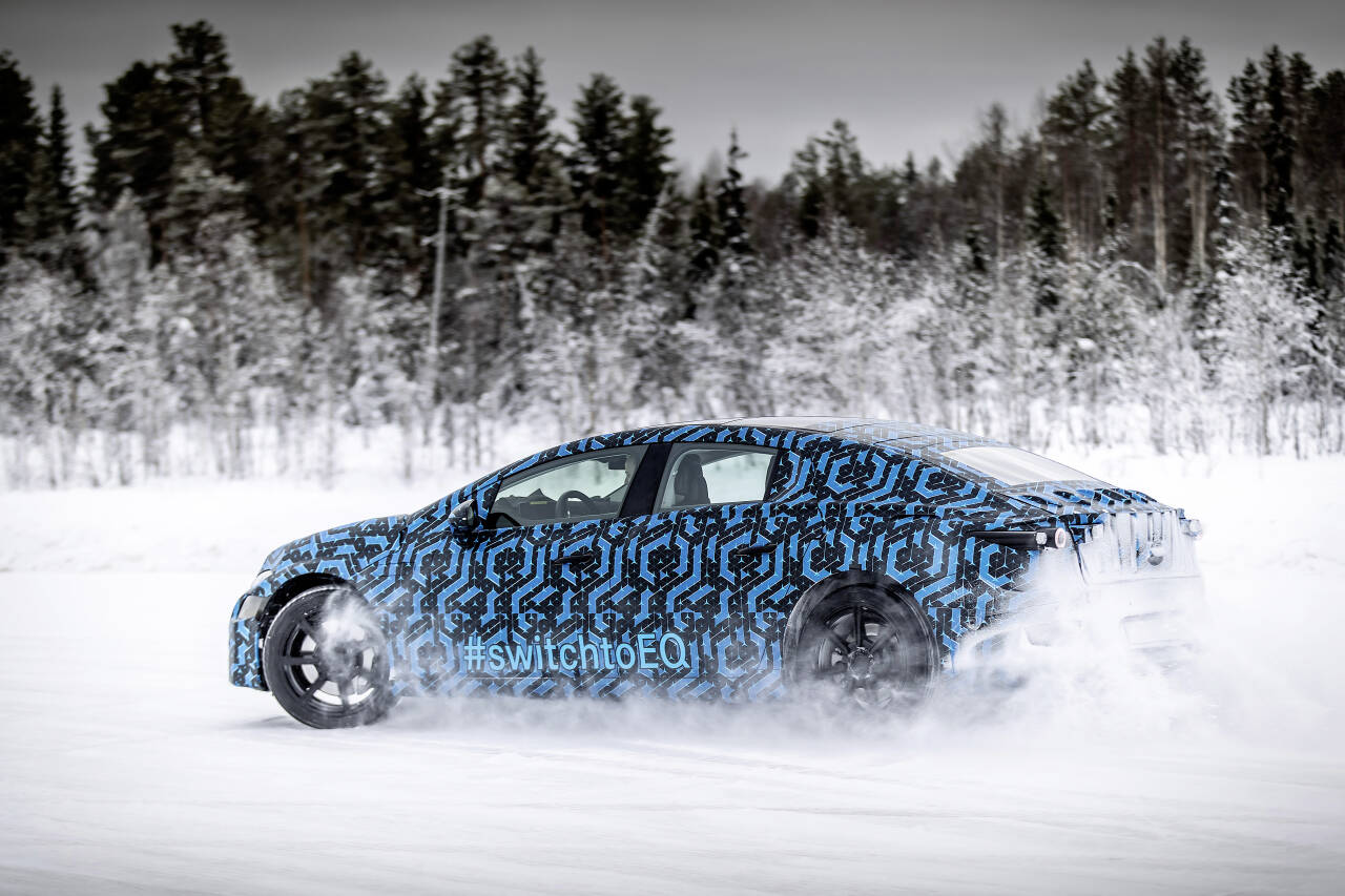 PÅ VEI: Mercedes EQS på vintertesting. Det blir en elbil som skal tilsvare S-klasse, med andre ord en stor og luksuriøs bil. Foto: Produsenten