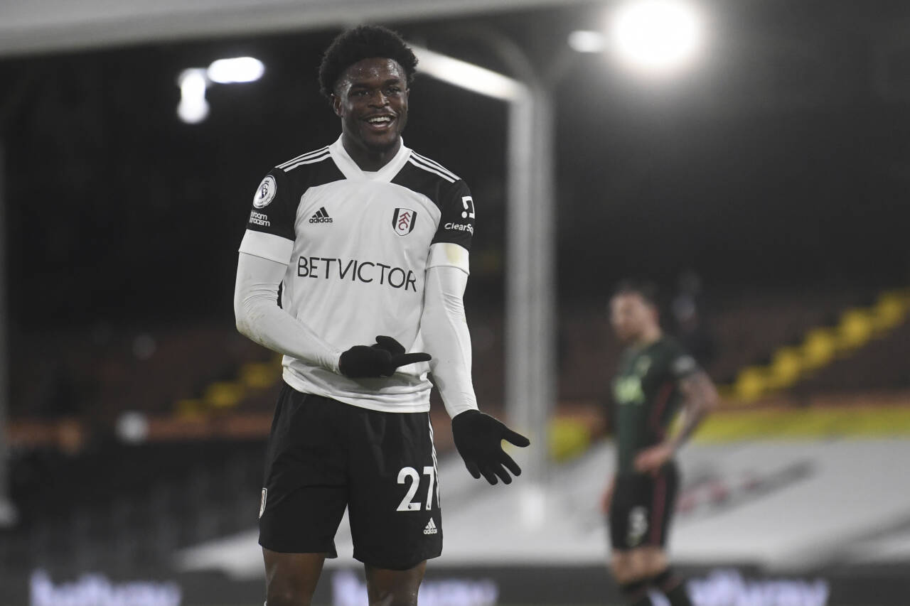 Fulhams Josh Maja skjønte lite når målet hånd ble annullert for hands. Nå endres regelen: Foto: Neil Hall / Pool via AP / NTB