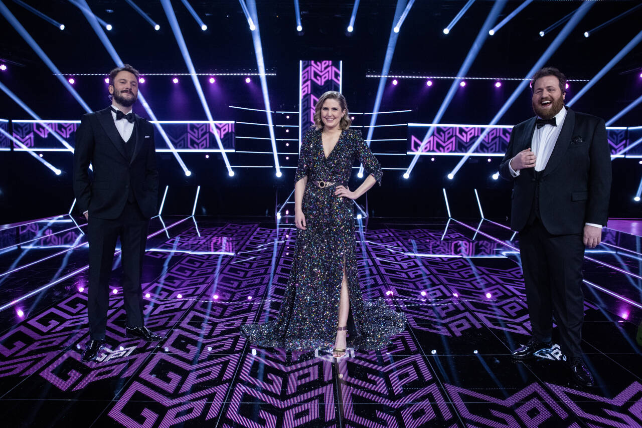 NRK var den store vinneren av seerkampen i februar. Her ved programlederne Kåre Magnus Bergh, Silje Nordnes og Ronny Brede Aase under finalen i Melodi Grand Prix 2021.Foto: Julia Marie Naglestad / NRK / NTB