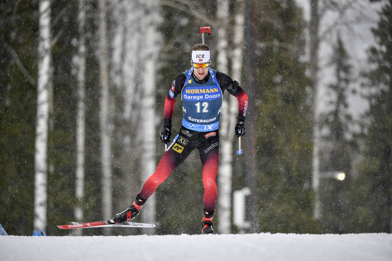 Norges Sturla Holm Lægreid under mennenes 10 km sprint under verdenscupen i skiskyting i Östersund fredag. Foto: Anders Wiklund /TT / NTB.