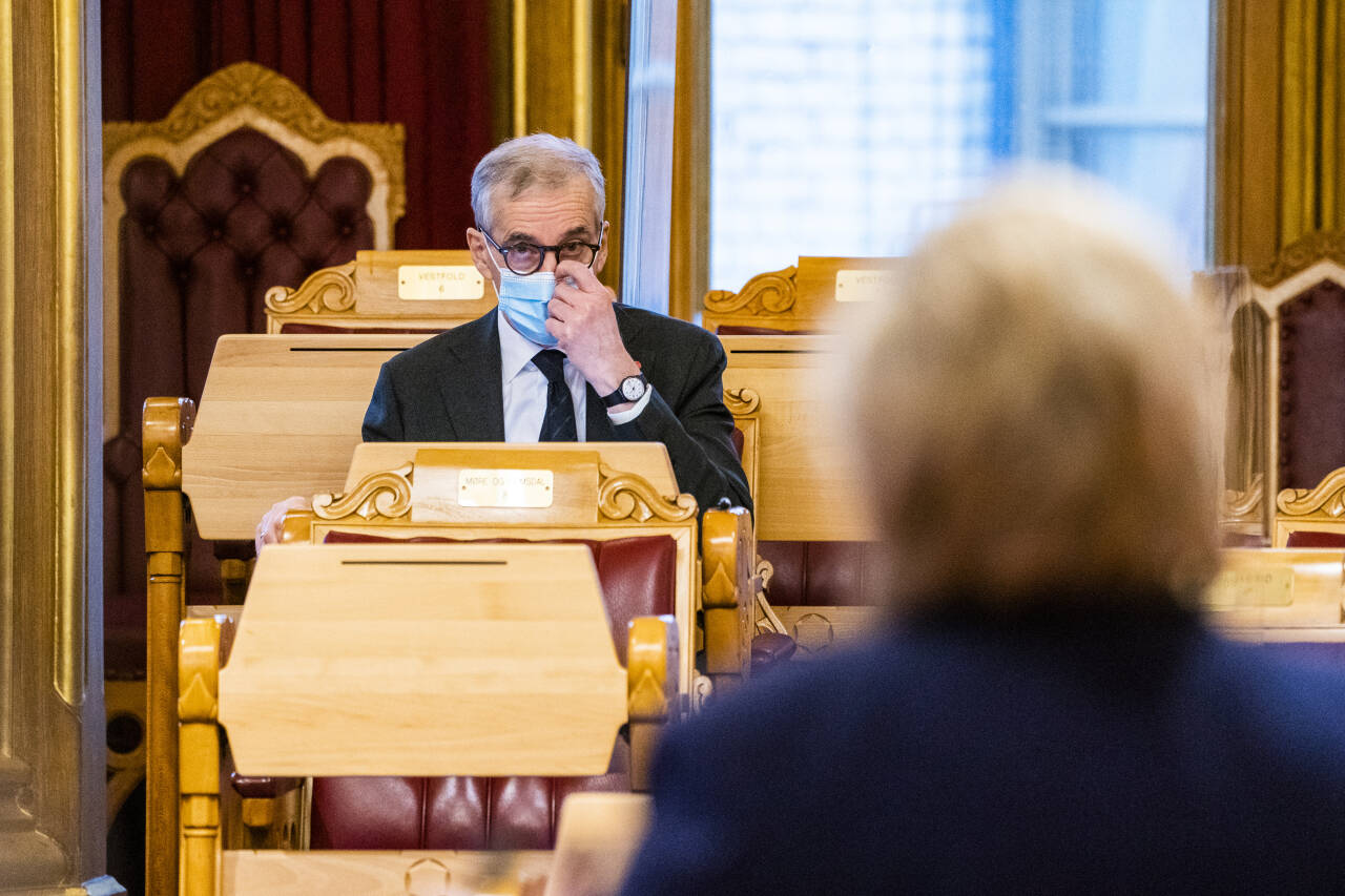 Jonas Gahr Støre (Ap) lytter til statsminister Erna Solberg (H) under Stortingets muntlige spørretime onsdag. Foto: Håkon Mosvold Larsen / NTB