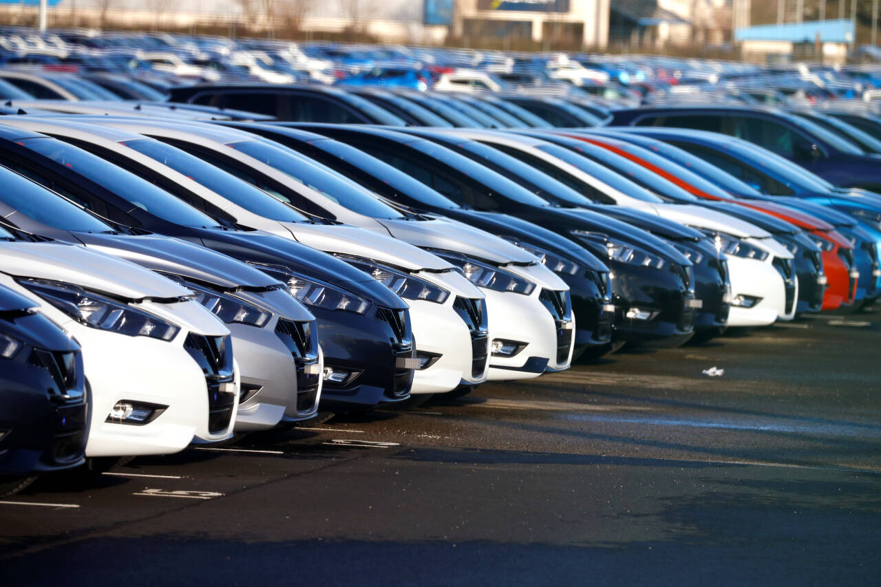 STOPPET OPP: Nedstengninger og generell usikkerhet har gått kraftig utover salget av nye biler i Europa.Foto: Phil Noble / Reuters