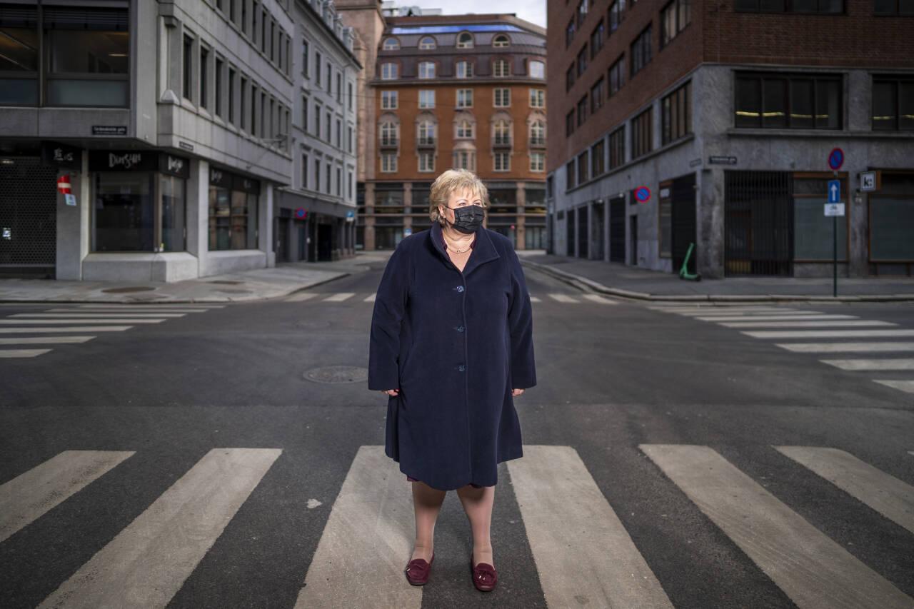 – Vi er jo lei. Det er vi jo alle, sier statsminister Erna Solberg i gatene i en koronastengt hovedstad – ett år etter nedstengningen i mars i fjor. Foto: Heiko Junge / NTB