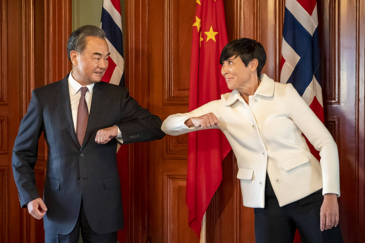 I august i fjor kom Kinas utenriksminister Wang Yi på besøk til Oslo for å holde samtaler med Ine Eriksen Søreide. Nå følger Norge etter EU og innfører sanksjoner mot Kina. Foto: Heiko Junge / NTB