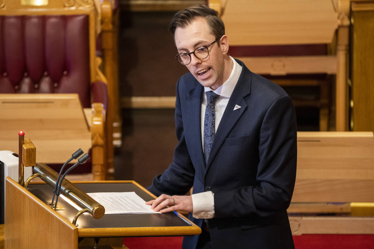 Nicholas Wilkinson (SV) mener at regjeringens rusreform også må slette gamle kriminelle rulleblad for mindre narkotikaforbrytelser.Foto: Terje Pedersen / NTB