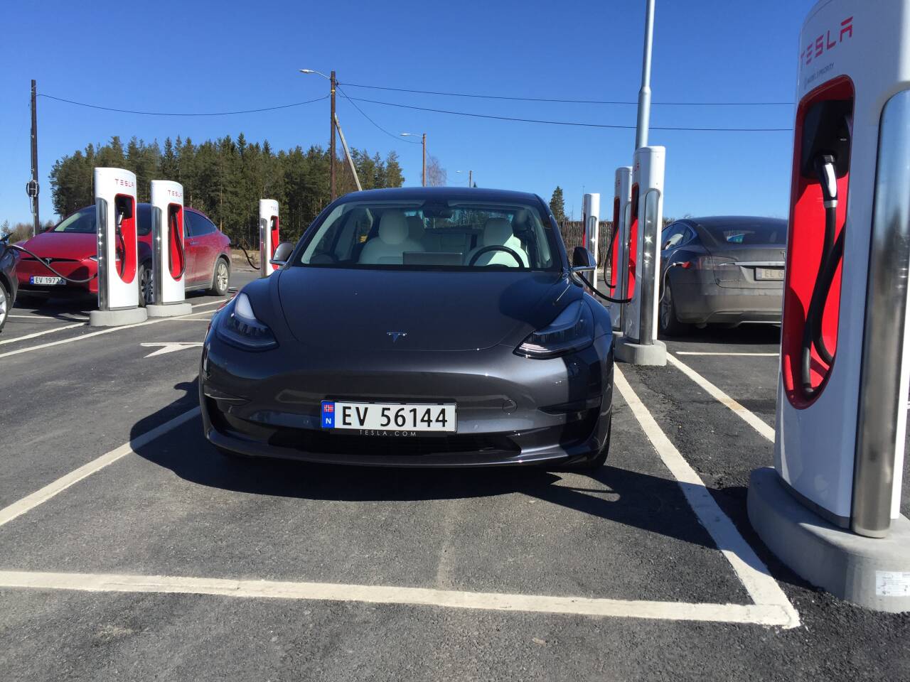 STØRST: Teslas største ladestasjon i Europa ligger på Nebbenes ved Eidsvoll. Foto: Morten Abrahamsen / NTB