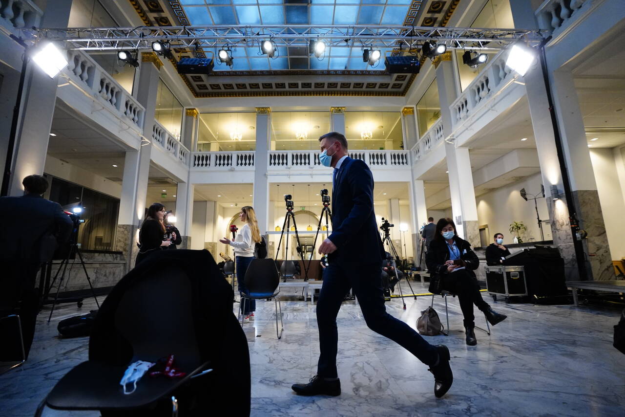 Helse- og omsorgsminister Bent Høie, helsedirektør Bjørn Guldvog og Line Vold, avdelingsdirektør i Folkehelseinstituttet, holder pressekonferanse om koronasituasjonen. Foto: Lise Åserud / NTB